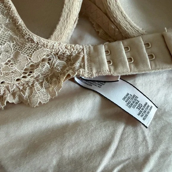 Victoria's Secret Lace-Trim T-Shirt Bra in Cream - Picture 2 of 2